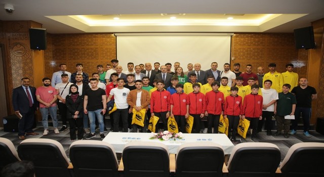 Okul sporlarında başarı elde eden öğrenciler ödüllendirildi