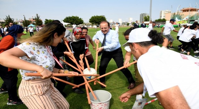 Okul sporlarının şampiyonları, madalyalarını Vali Pehlivanın elinden aldı