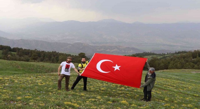 Oltu doğa severler Kırdağda Türk Bayrağı açtılar