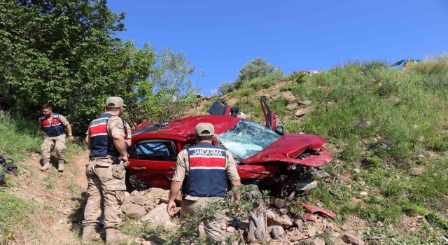 Oltuda otomobil şarampole yuvarlandı: 2 ölü, 3 ağır yaralı