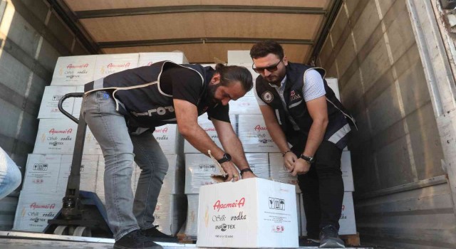Ölüdenizde Kamyon kasasında 8 bin şişe kaçak içki ele geçirildi