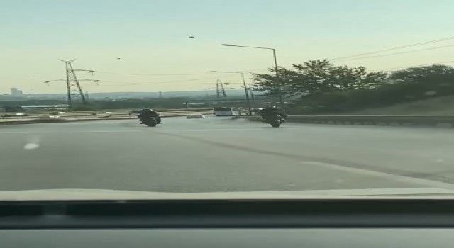 Ölüme davetiye çıkartan motorcular kamerada