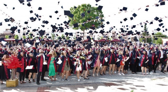 OMÜde geleceğin öğretmenleri ve sanatçıları mezun oldu