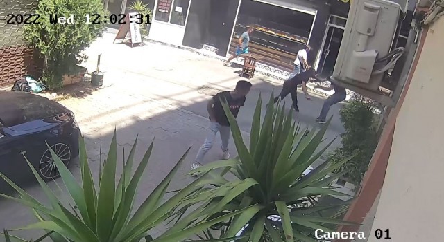 Önce bıçakladı, sonra yardımına koşup yarasına tampon yaptı