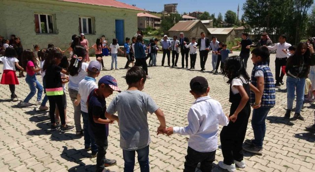 Önce karne aldılar daha sonra doyasına halay çektiler