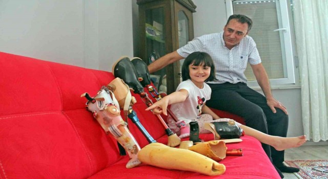 Onun oyuncakları protez bacakları