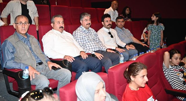 Osmaniye Valisi Erdinç Yılmaz, şehit yakınları, öğrence ve velilerle film izledi