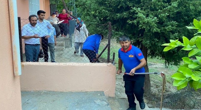 Osmaniyede eve giren yılanı itfaiye yakaladı