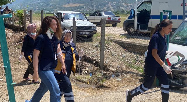 Osmaniye'de Sağlık görevlilerini taşıyan araç, otomobile çarptı: 6 yaralı