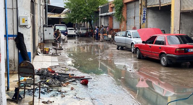 Osmaniye'de Selden etkilenen sanayi sitesindeki işyerlerinde çamur temizliği