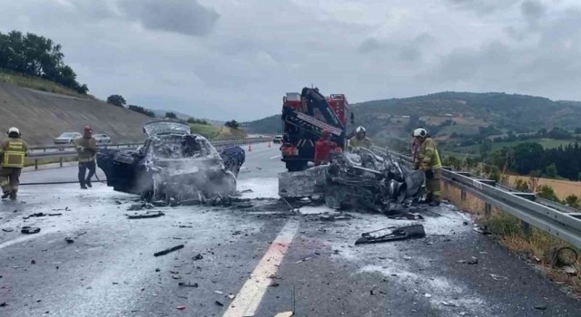 Otobanda 3 aracın karıştığı kazada arabalardan 2si alev aldı