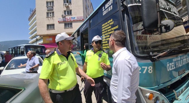 Otobüs ve dolmuş yolun ortasında kontak kapattı, metrelerce kuyruk oluştu