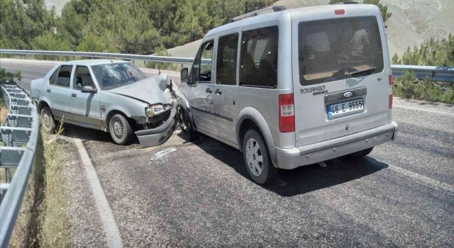 Otomobil ile hafif ticari araç kafa kafaya çarpıştı: 2 yaralı