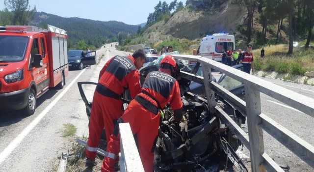 Otomobil köprüye ok gibi saplandı: 3 yaralı