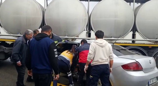 Otomobil tır dorsesine saplandı: 1i ağır 3 yaralı