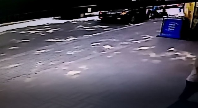 Otomobilin yayaya çarptığı kaza kamerada