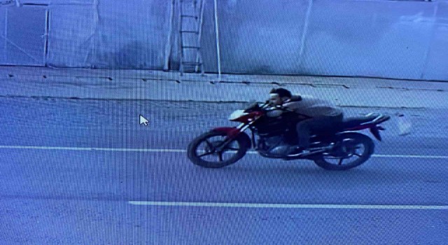 Otomobille gelen hırsızlar 50 bin liralık motosikleti çaldı; o anlar güvenlik kamerasına yansıdı
