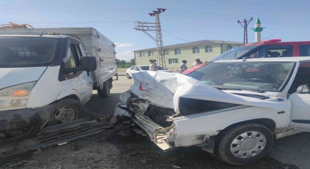 Otomobille kamyonet çarpıştı: 5 yaralı