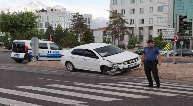 Otomobiller çarpıştı; 1 yaralı