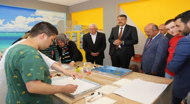 Özel Eğitim Uygulama Okulunda incelemelerde bulundu