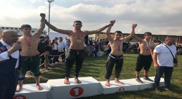 Pamukkale Belediyesporlu güreşçiler kupaya doymuyor