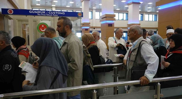 Pandemi yasaklarının ardından Trabzondan ilk hacı kafilesi dualarla uğurlandı