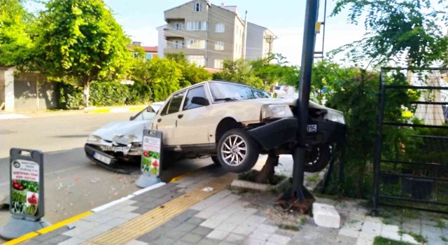 Park halinde ki otomobile çarptı: 1 Yaralı