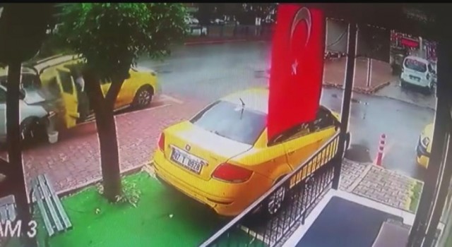 Park halindeki aracını temizlerken otomobilin çarptığı taksiciden acı haber geldi