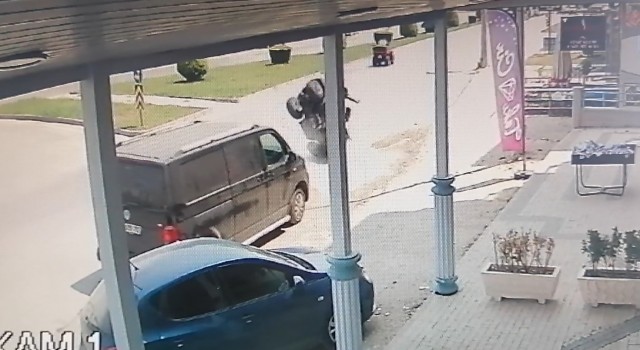 Park halindeki minibüse çarpan ATV takla attı, İngiliz turist yaralandı