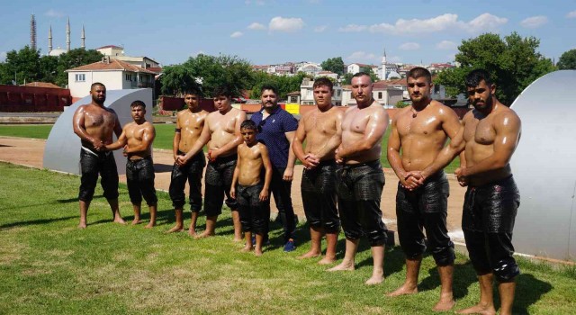 Pehlivanlar 35 derece sıcakta 661. Tarihi Kırkpınar Yağlı Güreşlerine hazırlanıyor