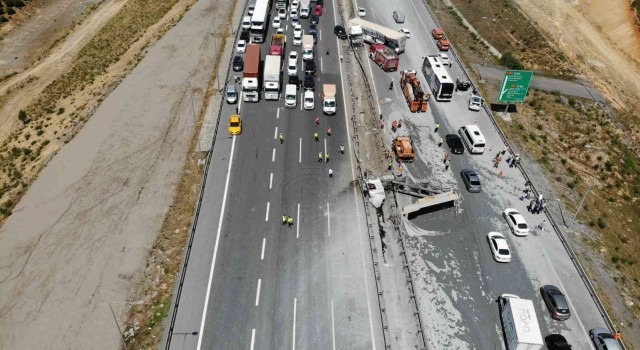 Pendikte çimento yüklü kamyonla tır çarpıştı: 3 ağır yaralı