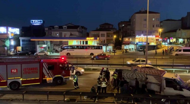 Pendikte yakıtı bittiği için emniyet şeridinde duran kamyonete otomobil çarptı: 4 yaralı