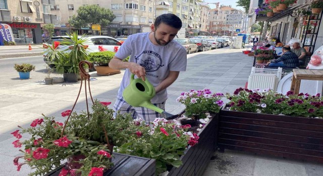 Pendikte yaşlı kadınlar çiçekleri söke söke çaldılar