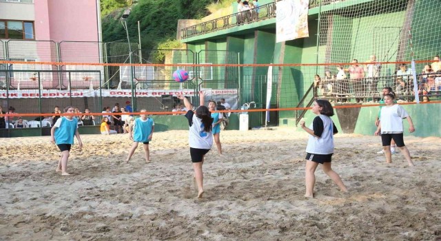 Plaj Voleybolu Turnuvasında sporculara ödülleri takdim edildi
