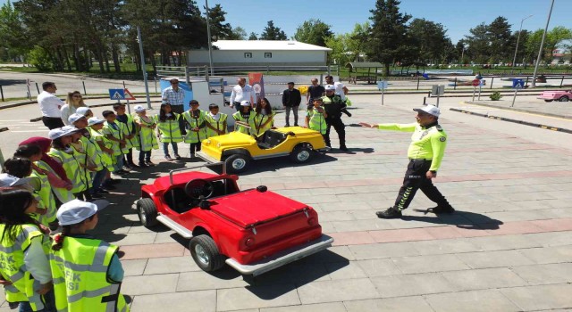 Polis ekiplerinden 66 öğrenciye trafikte farkındalık eğitimi