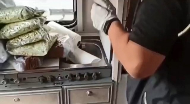 Polis ekiplerinin şok baskın yaptığı karavan, uyuşturucu deposu çıktı