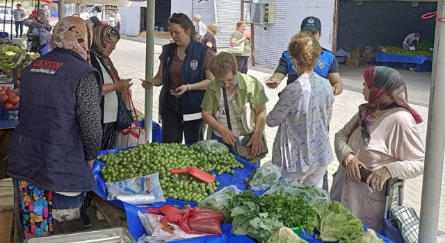 Polis kadınları semt pazarında KADES hakkında bilgilendirdi