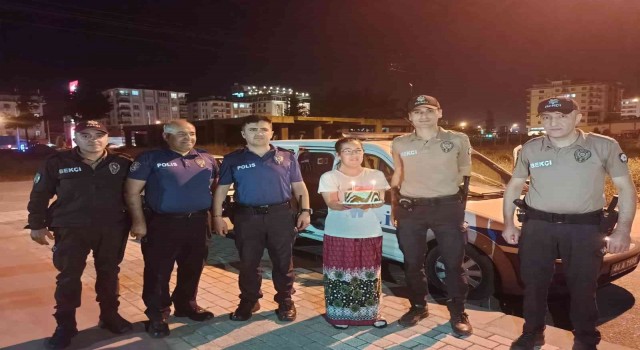 Polisten engelli genç kıza doğum günü sürprizi