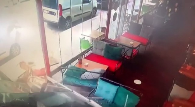 Polisten kaçan ehliyetsiz sürücü kafeye daldı; o anlar kameraya yansıdı