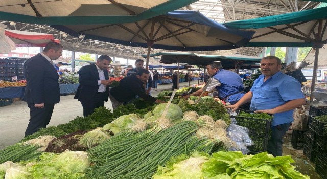 Pursaklar Belediye Başkanı Çetin, pazarın nabzını tuttu