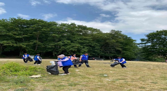 Reisler Göleti çevresinden 12 torba çöp topladılar