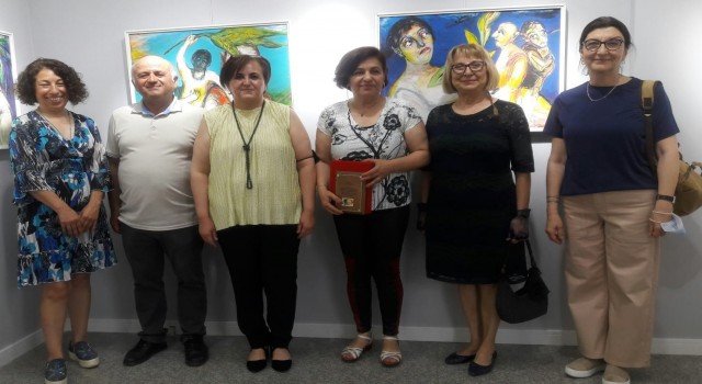 Ressam Şerife Ballıya 30. yıl plaketi