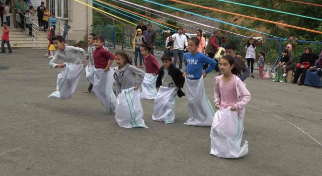 Rizede çocuklar geleneksel çocuk oyunlarıyla doyasıya eğlendi