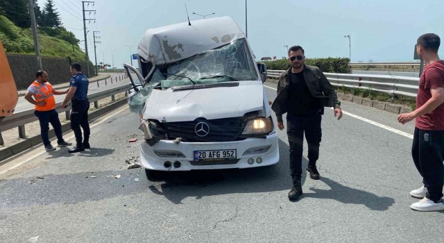 Rizede minibüs temizlik aracına çarptı: 1 yaralı