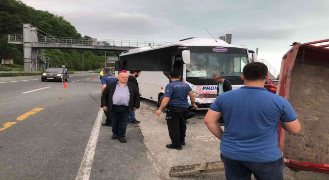 Rizede tur otobüsü kamyonete çarptı: 1 ağır yaralı