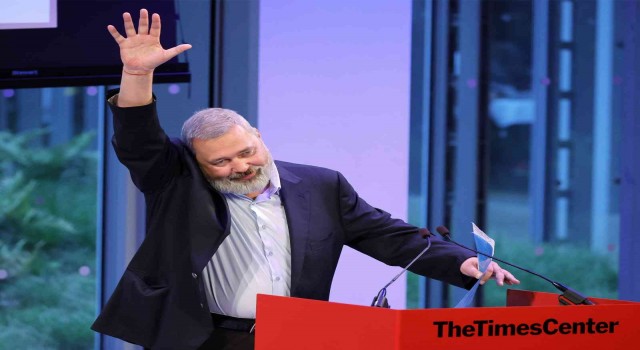 Rus gazeteci Nobel Barış Ödülünü Ukraynalı mülteciler için sattı