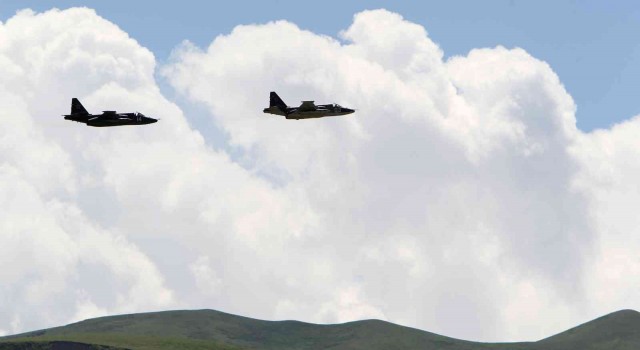 Rusyaya ait Su-25 tipi savaş uçağı Ukrayna sınırında düştü