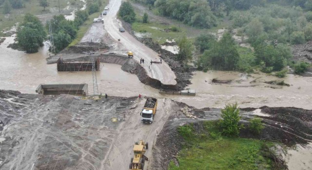 Sada çayının taşmasıyla yol çöktü, iki ilçenin Kastamonuyla bağlantısı kesildi