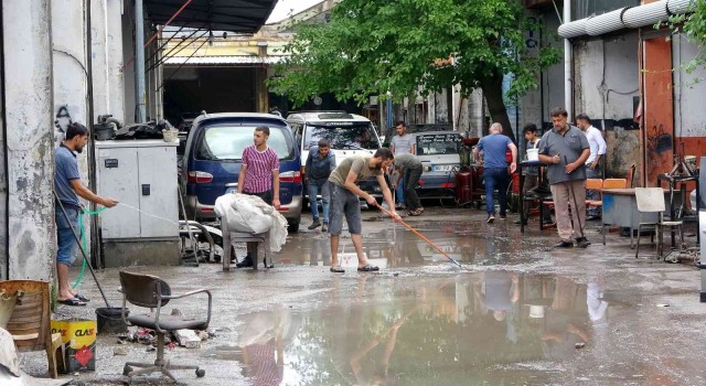 Sağanağın vurduğu Osmaniyede sanayi esnafı iş yerlerini temizleyerek güne başladı