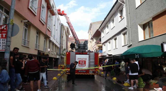 Sağanak sonrası apartman çatısına düşen yıldırım yangın çıkardı